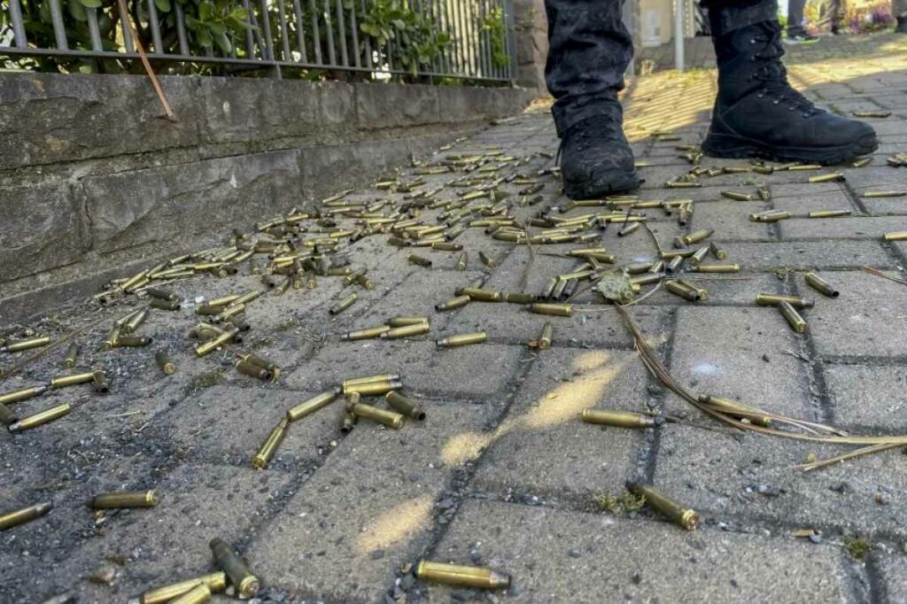 Un hombre que había secuestrado a su familia dio muerte a su padre, su hermano y a un policía en el sur de Brasil.