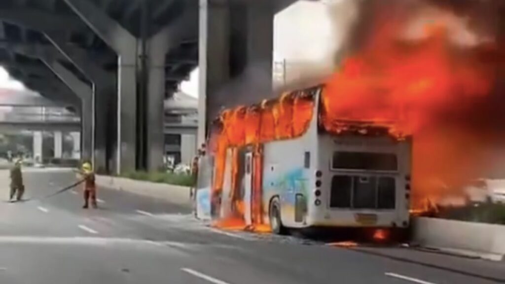 Un autobús escolar se incendia en Tailandia causando varios muertos