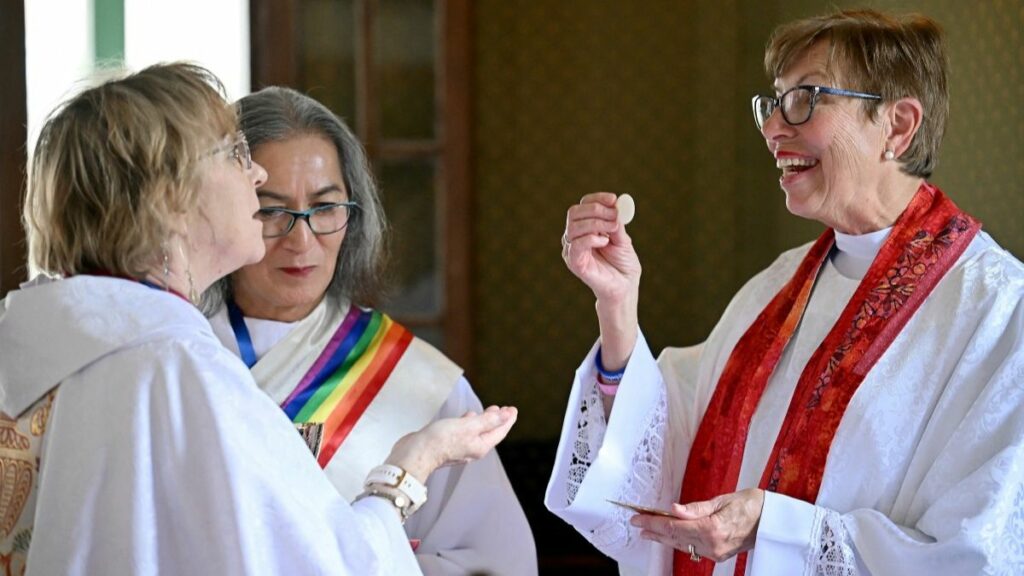 Una ceremonia clandestina de ordenación de sacerdotisas cerca del Vaticano