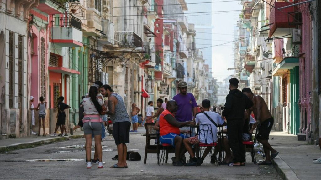 En pleno apagón, presidente de Cuba advierte contra "alteración del orden"