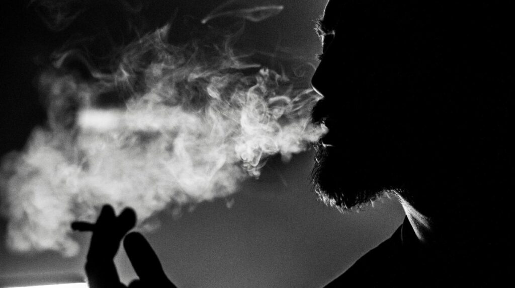 La OMS sugiere prohibir el tabaco a los jóvenes para hacer caer la mortalidad