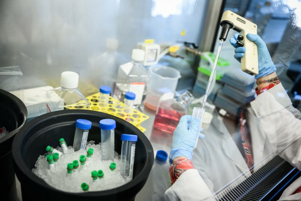 Dos estadounidenses ganan el Nobel de Medicina por los avances en la regulación de los genes