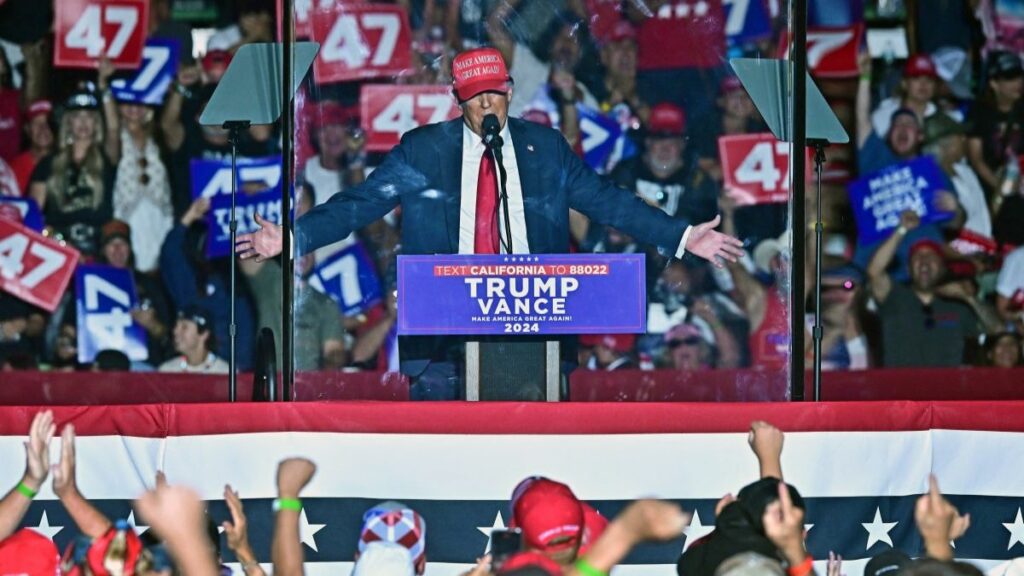 Arrestan a un hombre armado cerca de un mitin de Trump en EEUU