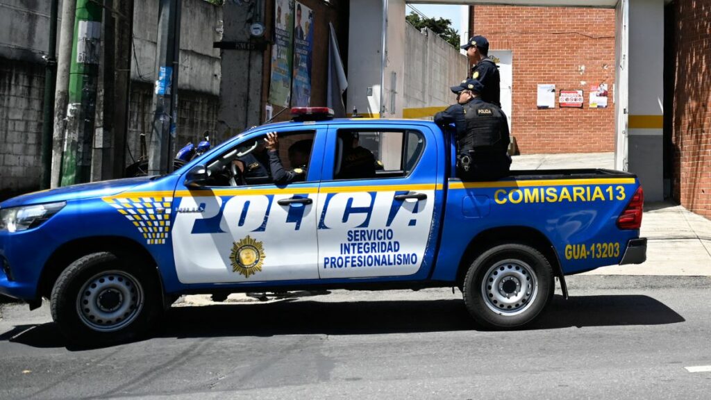 Hallan cuatro cadáveres maniatados dentro de auto en la capital de Guatemala