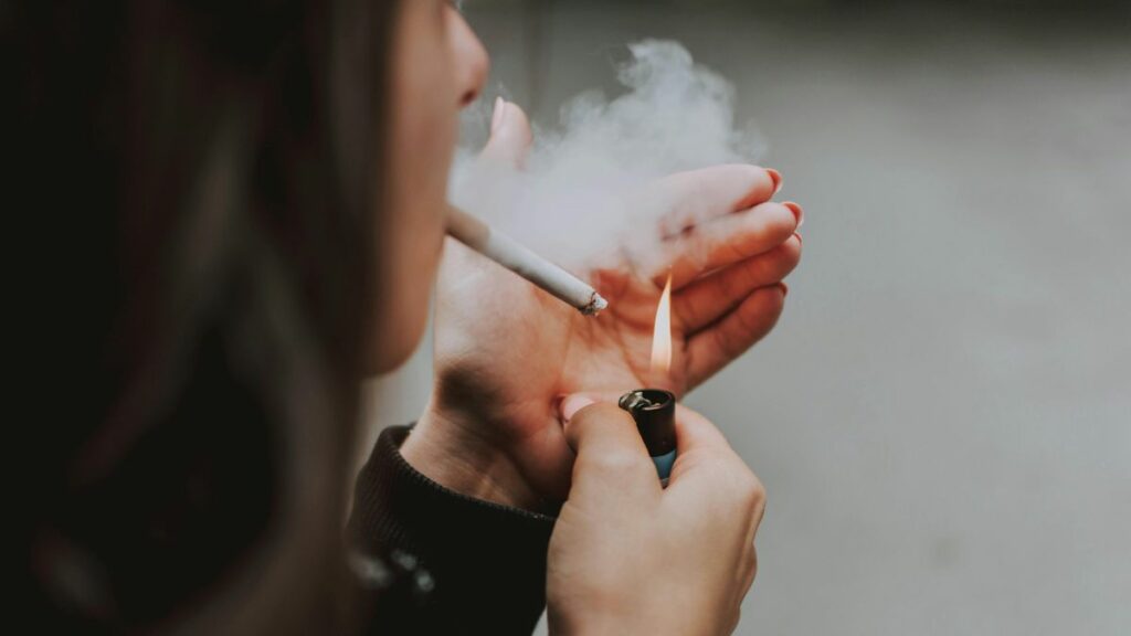 La OMS sugiere prohibir el tabaco a los jóvenes para hacer caer la mortalidad