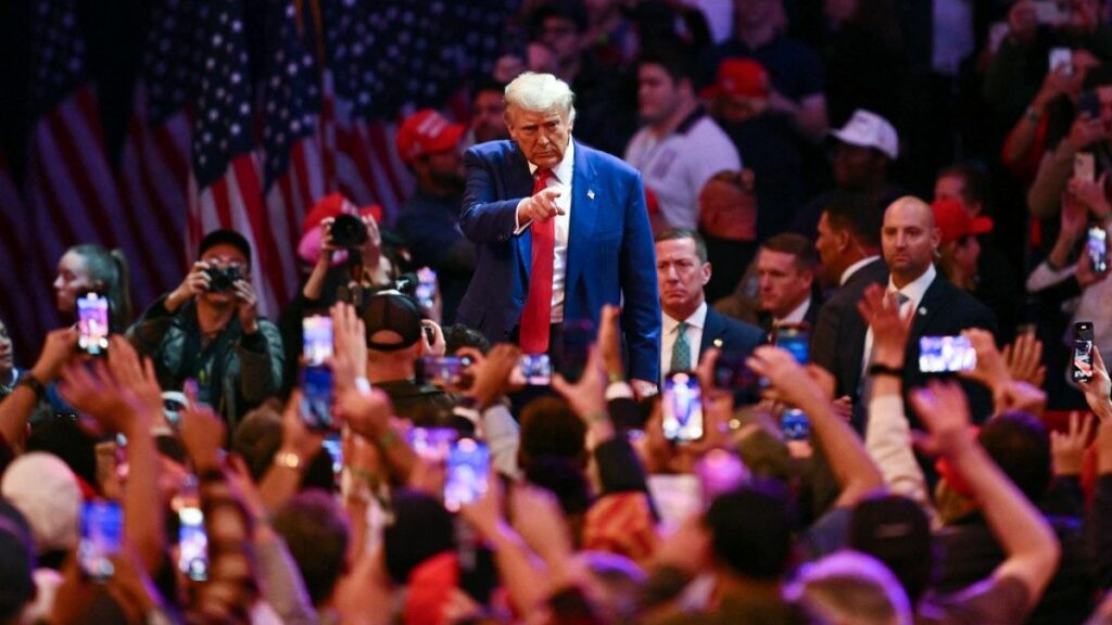 Trump ataca en Nueva York a los latinos y a Harris, que le devuelve las críticas