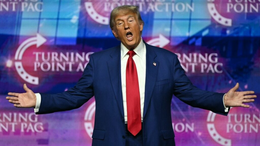 Donald Trump afirmó este jueves que Estados Unidos es "un cubo de basura" debido a la política migratoria de su rival Kamala Harris, quien contó con la ayuda del expresidente Barack Obama y del roquero Bruce Springsteen para intentar desempatar las encuestas. El 5 de noviembre, día de las elecciones presidenciales estadounidenses, está a la vuelta de la esquina y la temperatura electoral va en aumento. El expresidente republicano ha endurecido, si cabe, su retórica antimigrante durante un mitin en Arizona, uno de los siete estados que pueden decidir el resultado de los comicios. "Kamala Harris ha orquestado la traición más atroz (...) ha erradicado nuestra frontera soberana, y ha desatado un ejército de bandas de migrantes que están librando una campaña de violencia y terror contra nuestros ciudadanos", acusó Trump. "Ninguna persona que sea responsable de tanto derramamiento de sangre y muerte en nuestro territorio puede ser autorizada a convertirse en presidenta de Estados Unidos", soltó, sin ninguna prueba que lo respalde. Los migrantes "vienen de 181 países (...) somos un vertedero. Somos como un cubo de basura para el mundo", afirmó a la muchedumbre. "Es la primera vez que digo cubo de basura pero ¿saben qué? Es una descripción muy acertada". Se supone que Trump iba a hablar de la vivienda, pero ni lo mencionó. Enumeró por el contrario las principales medidas de lo que será su política migratoria si gana los comicios. El magnate resucitará el programa Quédate en México, introducido por él para que los migrantes esperen el desenlace del proceso migratorio del otro lado de la frontera, y prohibirá las ciudades santuario, que protegen a los migrantes de la expulsión. Promete contratar 10.000 agentes fronterizos, subir el sueldo a los existentes y suprimir "todos los beneficios federales y de asistencia social para los migrantes ilegales" porque así, según él, "ya no vendrán". El republicano de 78 años, que en el pasado dijo que los migrantes "envenenan la sangre del país", insiste en que, si gana, llevará a cabo una deportación masiva e invocará una ley de 1798 para acelerar las expulsiones de los miembros de las pandillas Tren de Aragua y MS-13. "Kamala, estás despedida. Vete. Fuera de aquí", dijo por la noche en otro mitin en Las Vegas (oeste), en el que leyó la letra de una canción de los años 60 (La Serpiente) sobre un reptil que recompensa a la mujer que lo ayudó con un mordisco venenoso. La usa desde hace años como metáfora sobre la migración, lo que equivale a comparar a los migrantes con serpientes traicioneras. - "El turno" de Trump - Su rival, la vicepresidenta demócrata, se dio un baño de multitudes en el estado de Georgia (sur) compartiendo escenario por primera vez con Obama, quien lleva días sudando la camiseta en solitario para que ella se convierta en la primera mujer al frente del país. Obama, famoso por su lema "sí se puede", desplegó todo su carisma para tender la mano a su "amiga", a quien dio un abrazo. Estados Unidos "está preparado para pasar página" con Harris, dijo, y advirtió de lo que pasará, según él, si gana Trump. Citó al exgeneral John Kelly, exjefe de gabinete del republicano, según el cual Trump alabó a los generales de Adolf Hitler. "En política, una buena regla general es no decir que quieres hacer nada parecido a lo que hizo Hitler", comentó Obama, diciendo que era "un consejo". "Él piensa que el ejército existe para hacer su voluntad" y quiere perseguir a sus enemigos, es decir "cualquiera que lo critique o se niegue a arrodillarse", acusó. Si Trump gana "no tendrá a personas como John Kelly para detenerlo. Estará rodeado de personas tan locas como él, y que le dejarán hacer lo que quiera", advirtió. Harris piensa impedirlo. Como fiscal "me enfrenté a delincuentes de todo tipo, depredadores, estafadores y reincidentes, me enfrenté a ellos y gané", dijo. En "12 días es el turno de Donald Trump". - "Un tirano" - La vicepresidenta demócrata lo apuesta todo a una carta. Lo que está en juego en las elecciones, según ella, es la defensa de la democracia frente a un hombre interesado en un "poder sin control". La candidata demócrata de 60 años afirma que Trump "trama venganza y represalias" contra sus enemigos políticos. Lo mismo opina Springsteen, cuyos himnos a la lucha de la clase trabajadora lo han convertido en uno de los artistas más populares del país. Ella "se presenta para ser la 47ª presidenta de Estados Unidos. Donald Trump se presenta para ser un tirano estadounidense", dijo "El Jefe", que interpretó tres canciones. "Él no entiende este país, su historia o lo que significa ser profundamente estadounidense, y por eso, el 5 de noviembre, voy a votar por Kamala Harris y Tim Waltz", su compañero de fórmula, añadió. El mitin terminó con el lema de la demócrata. "¿Creemos en la libertad? ¿Creemos en las oportunidades? ¿Creemos en la promesa de Estados Unidis y estamos dispuestos a luchar por ella?", preguntó Harris. "Cuando luchamos, ganamos".