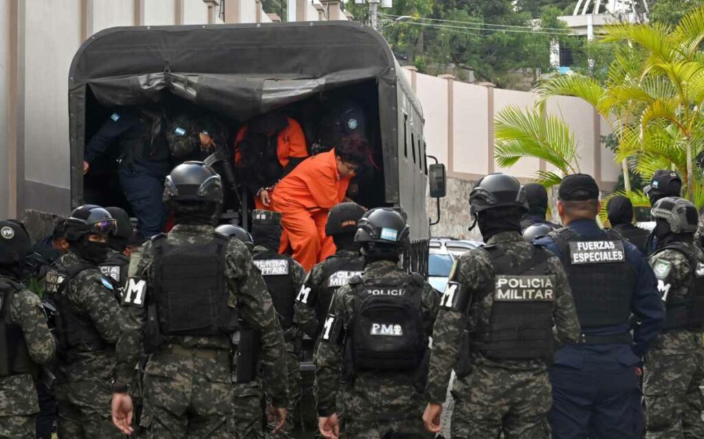 Bajo un fuerte despliegue de seguridad, 15 reclusas pandilleras comparecieron el inicio de un juicio en el que son acusadas de matar a 46 integrantes de una pandilla rival.