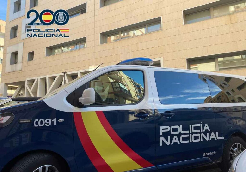 Tres suecos sospechosos de reclutar a adolescentes en las redes sociales para cometer crímenes en Suecia fueron detenidos en España.