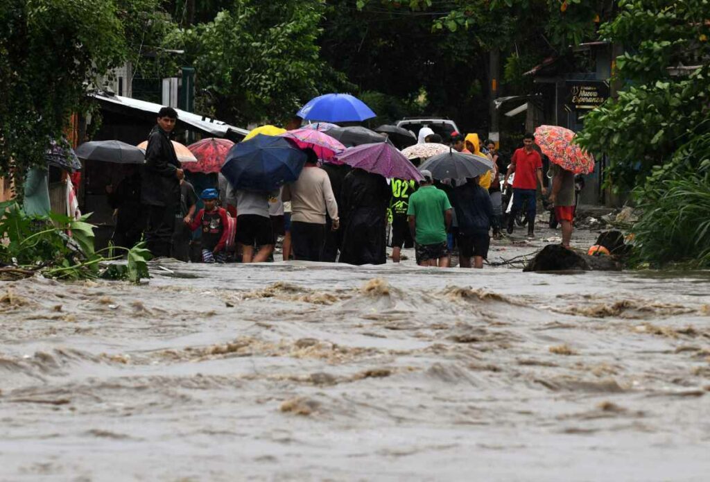 Dos muertos y más de 120 mil afectados dejaron en Honduras las inundaciones provocadas por la tormenta tropical Sara.