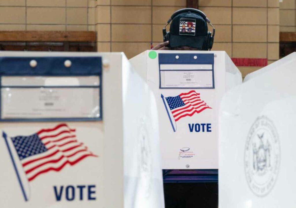 Afuera de los colegios electorales de todo Estados Unidos, los votantes ofrecían una imagen que mezclaba el orden y los nervios.
