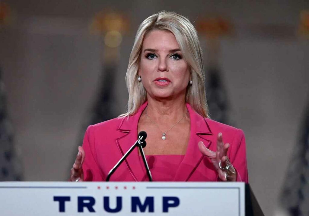 Pam Bondi, la abogada elegida por Donald Trump para ser la fiscal general de Estados Unidos, es una aliada incondicional del presidente electo.