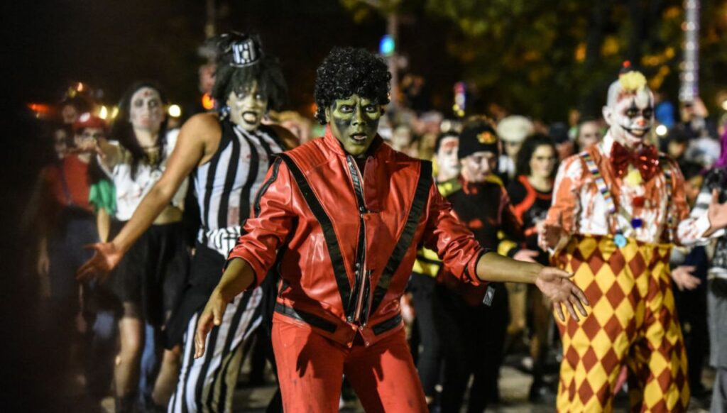 Cientos de personas bailan "Thriller" de Michael Jackson en el desfile de halloween en Nueva York