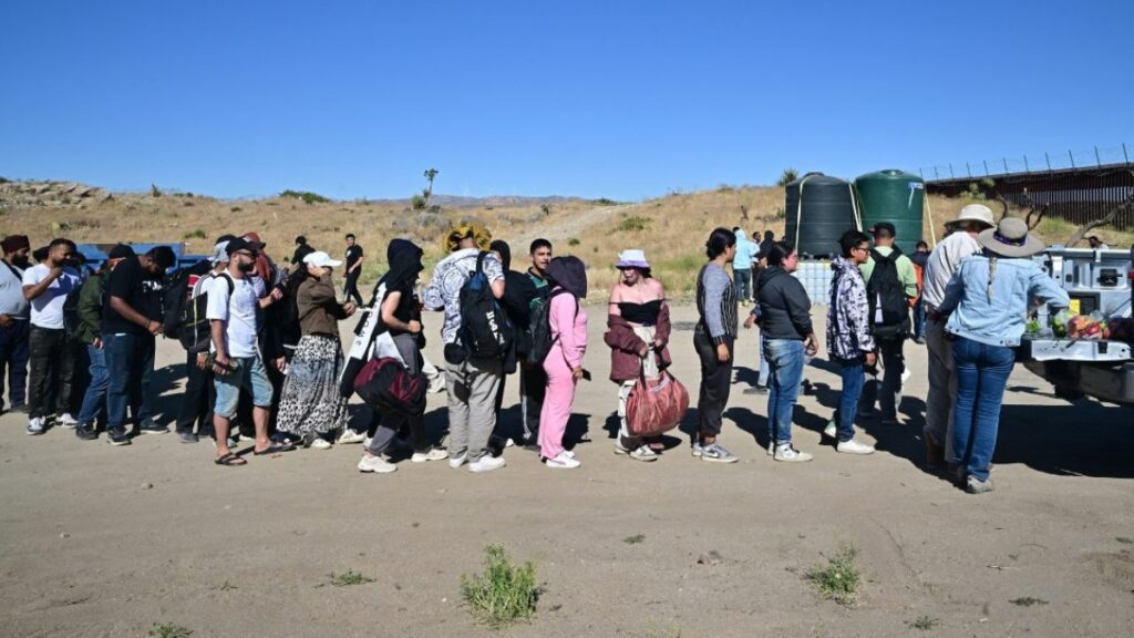 Trump recurrirá a estado de emergencia y ejército para deportar migrantes