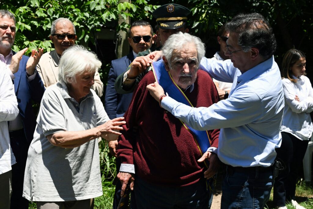 Petro condecora a Mujica