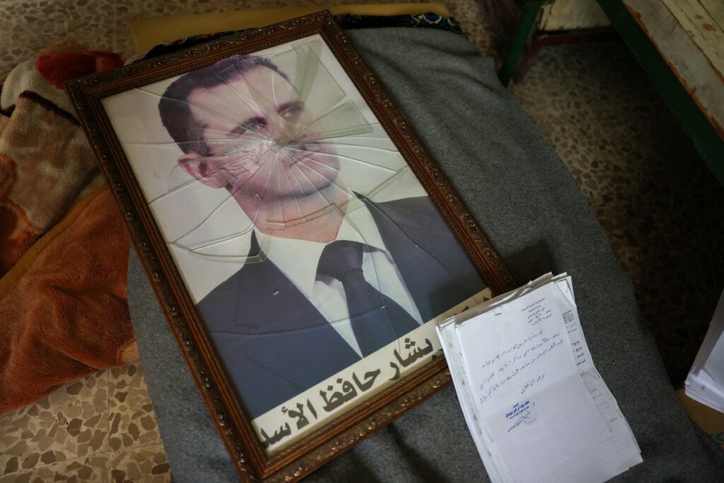 El presidente Asad abandona Siria y rebeldes anuncian una "nueva era" para el país (Photo by OMAR HAJ KADOUR / AFP)