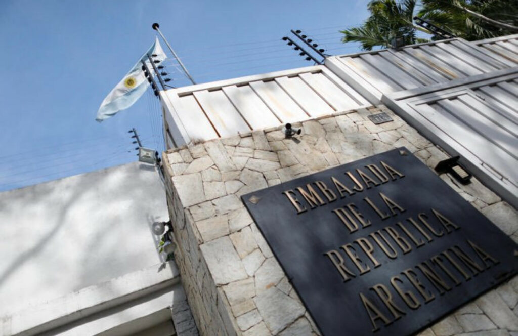 refugiados en la embajada argentina en Caracas