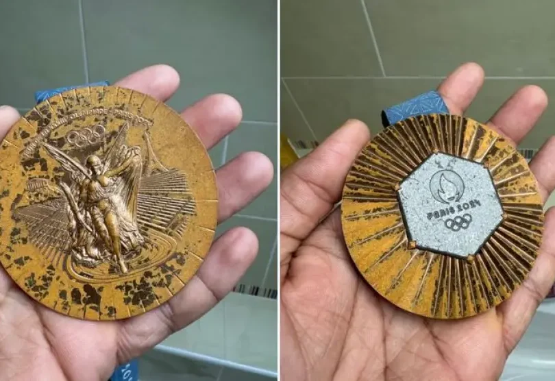 Atletas exhiben el deterioro de las medallas de los Juegos Olímpicos París 2024