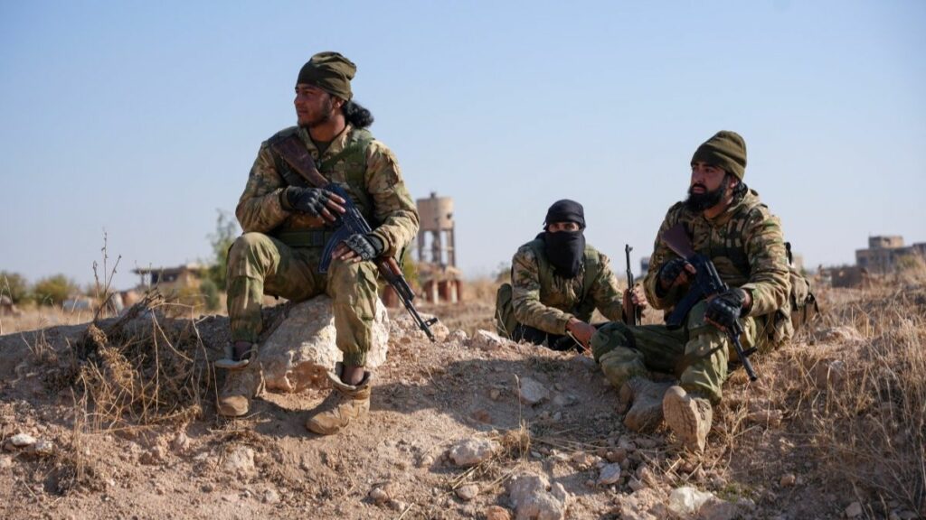 El ejército sirio lanzó el miércoles una contraofensiva para frenar a los rebeldes que avanzan hacia Hama, en el centro de Siria, tras haber tomado gran parte de Alepo, en el norte, la segunda ciudad del país, reportó una oenegé. La coalición insurgente liderada por el grupo islamista radical Hayat Tahrir al Sham (HTS) estaba llegando a las puertas de Hama, la cuarta urbe de Siria, donde el ejército de Bashar al Asad envió refuerzos. "Las fuerzas del régimen lanzaron después de medianoche una contraofensiva", con apoyo aéreo, y pudieron repeler a los combatientes de la coalición, dijo el Observatorio Sirio para los Derechos Humanos (OSDH). La agencia oficial siria SANA afirmó el miércoles que el ejército proseguía sus operaciones contra "las organizaciones terroristas" en la provincia de Hama. Según la misma fuente, "las unidades del ejército libran violentos enfrentamientos" con los rebeldes en el noreste y el noroeste de la ciudad. El OSDH, con sede en Reino Unido pero con una amplia red de fuentes de información en Siria, también reporto "violentos combates". Esta organización indicó que las fuerzas gubernamentales recuperaron el control de dos pueblos cercanos y pudieron "repeler a HTS a unos 10 km" de la ciudad de Hama.