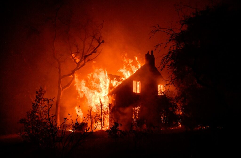 Incendio sin control en California Photo by JOSH EDELSON / AFP)
