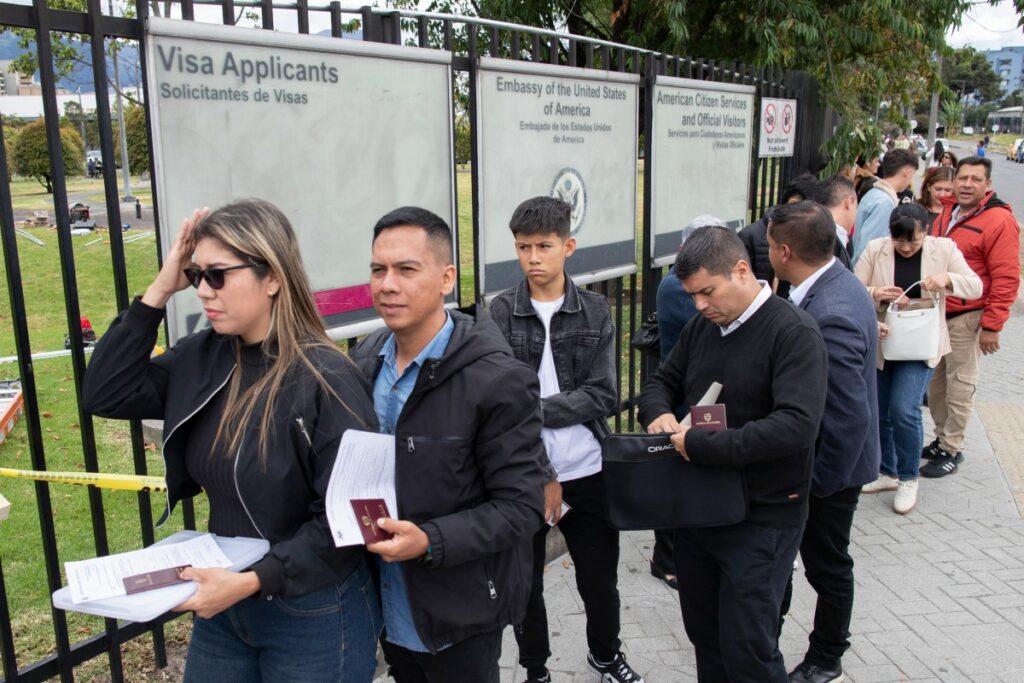 EE.UU. endurece trámites de visas y sube tarifas para solicitantes