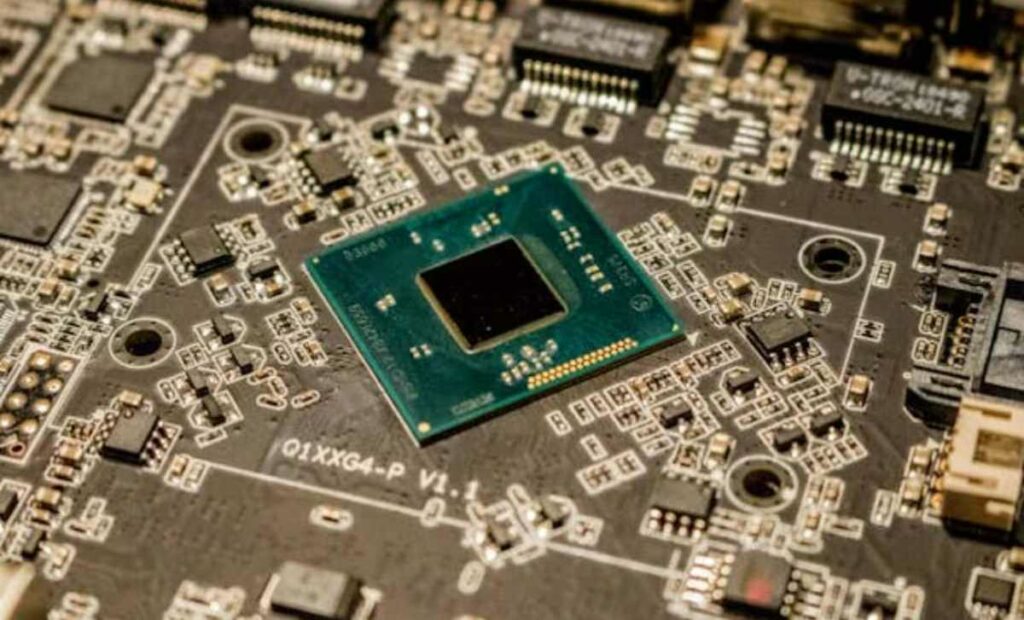 Las restricciones se suman a las anunciadas en 2023 sobre la exportación de ciertos chips de IA a China, un país al que Estados Unidos ve como un competidor