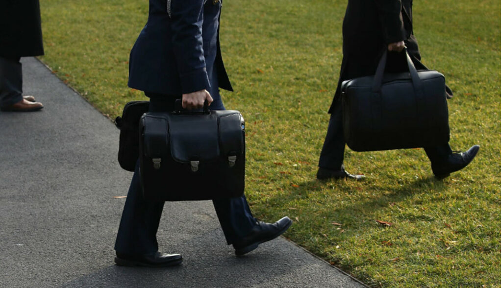 lo que contiene el maletín nuclear que ahora está en manos de trump