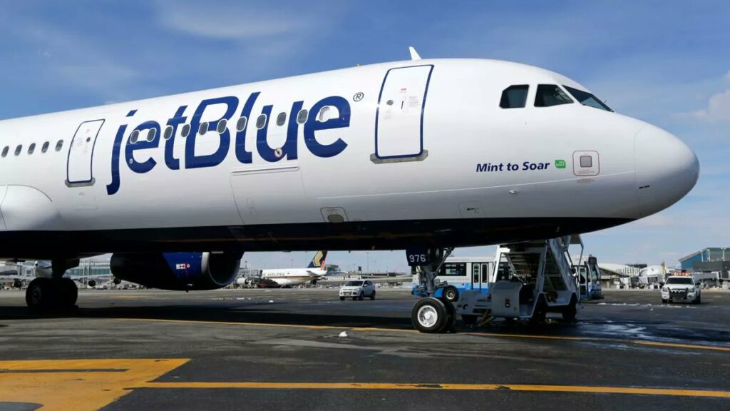 jetblue avion dos cuerpos en tren de atrrrizaje