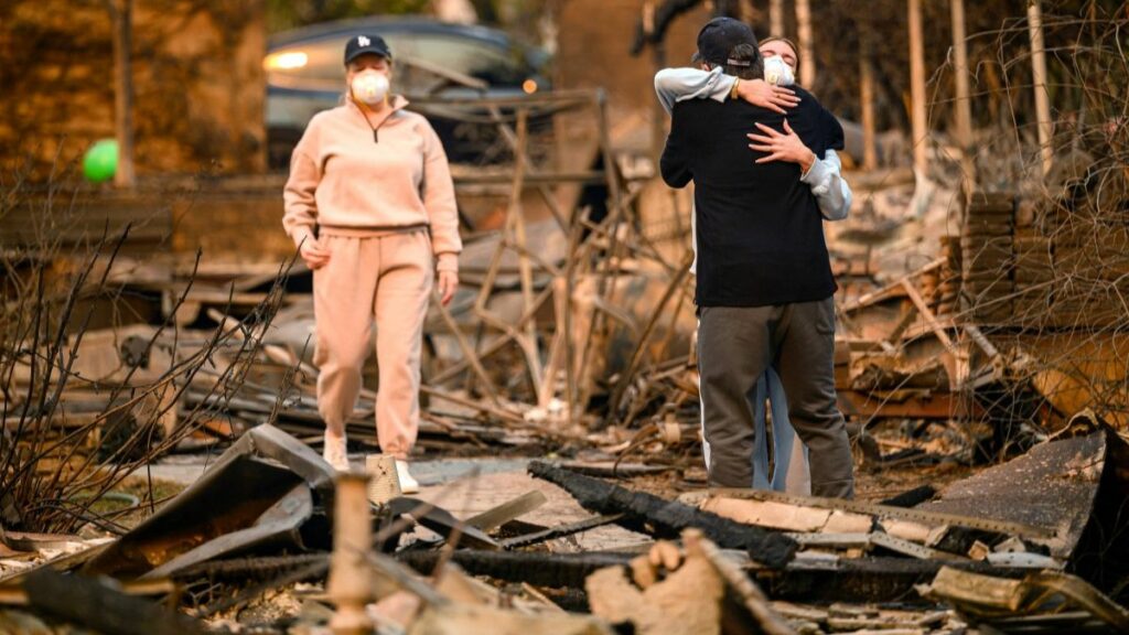 Los devastadores incendios de Los Ángeles dejan ya 10 muertos