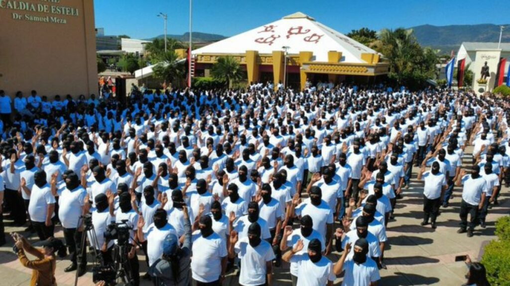 Nicaragua juramenta a miles de "policías voluntarios" encapuchados