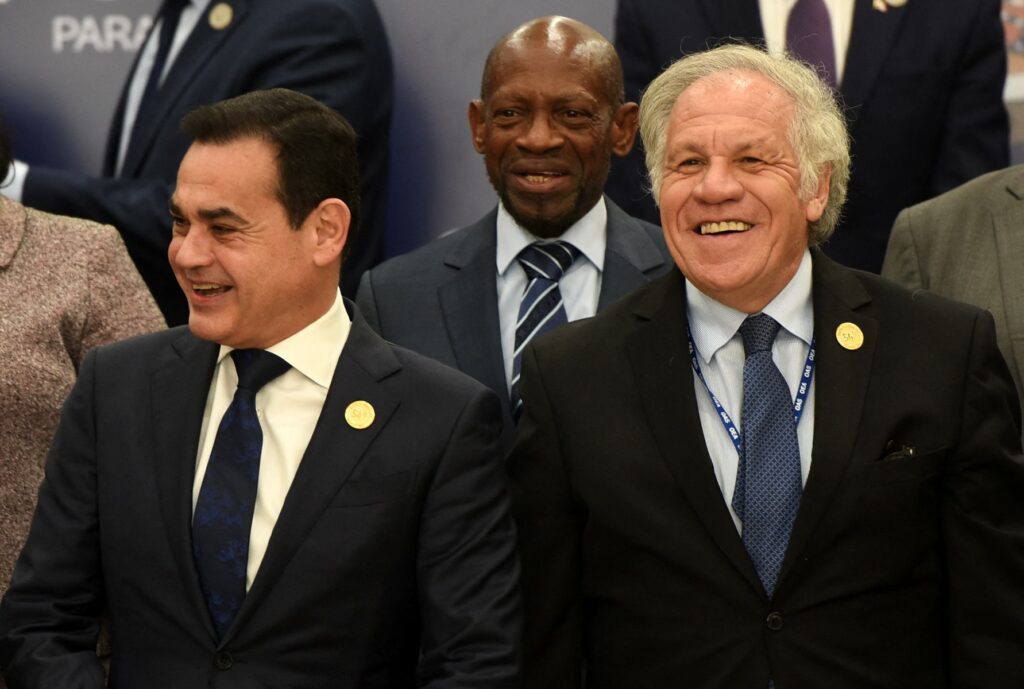 El Secretario General de la Organización de Estados Americanos (OEA), el uruguayo Luis Almagro (R), y el Ministro de Relaciones Exteriores de Paraguay y presidente de la Asamblea General de la OEA, Rubén Ramírez Lezcano