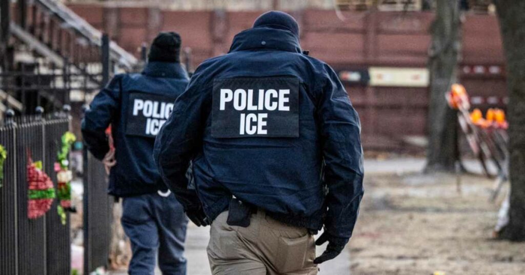 La destitución de Caleb Vitello, se produce después que tanto el zar fronterizo Tom Homan como el presidente Donald Trump expresaran su enojo por el hecho que el número de personas deportadas no sea mayor.