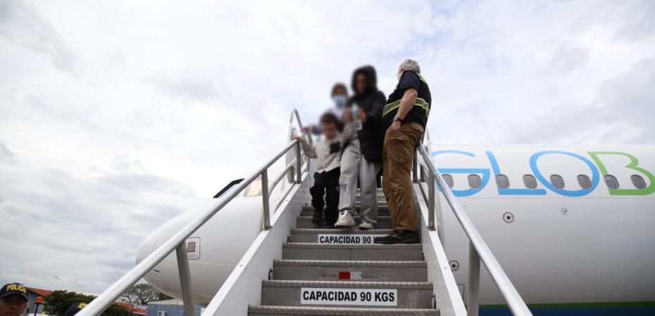 Avión con 65 deportados