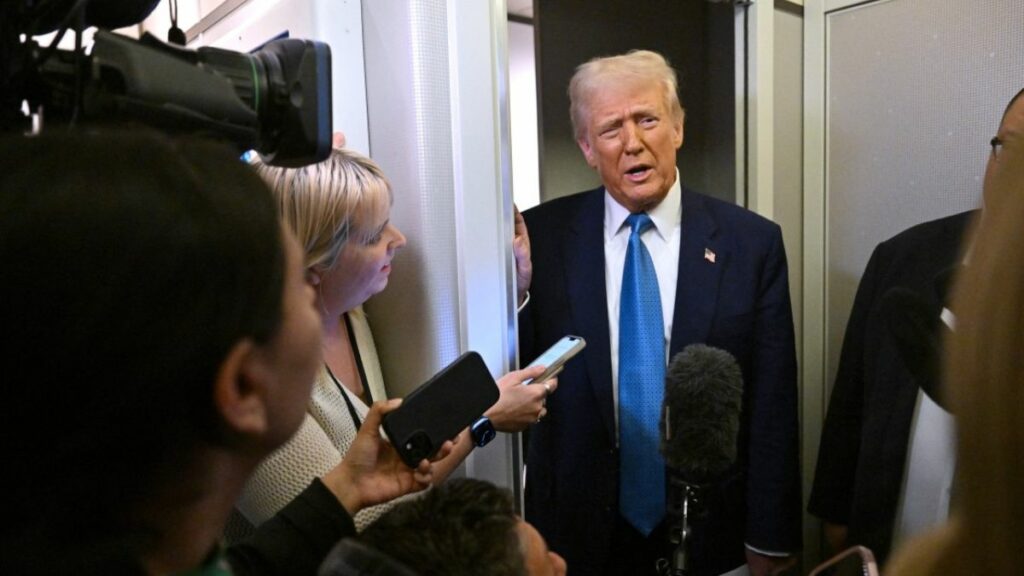 Trump afirma que Rusia "tiene todas las cartas" en conversaciones sobre Ucrania