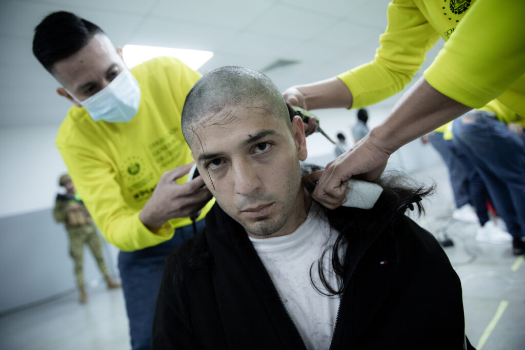 A los detenidos les raparon el cabello a su llegada a la prisión