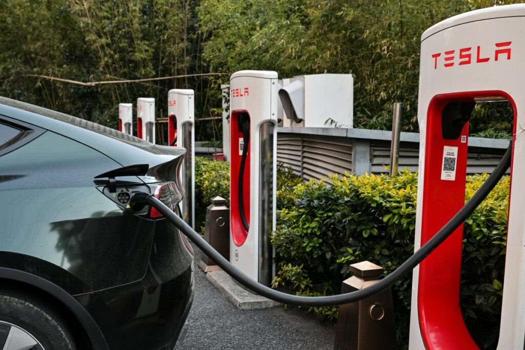 Las ventas de Tesla en la UE se reducen a la mitad en abril - Mediatiko