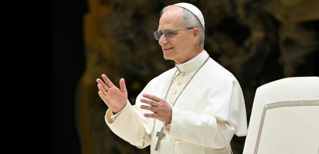 El papa León XIV se ofreció para mediar entre beligerantes de todo el mundo, asegurando que la Santa Sede está lista “para ayudar a que los enemigos se acerquen, cara a cara, y hablen”.