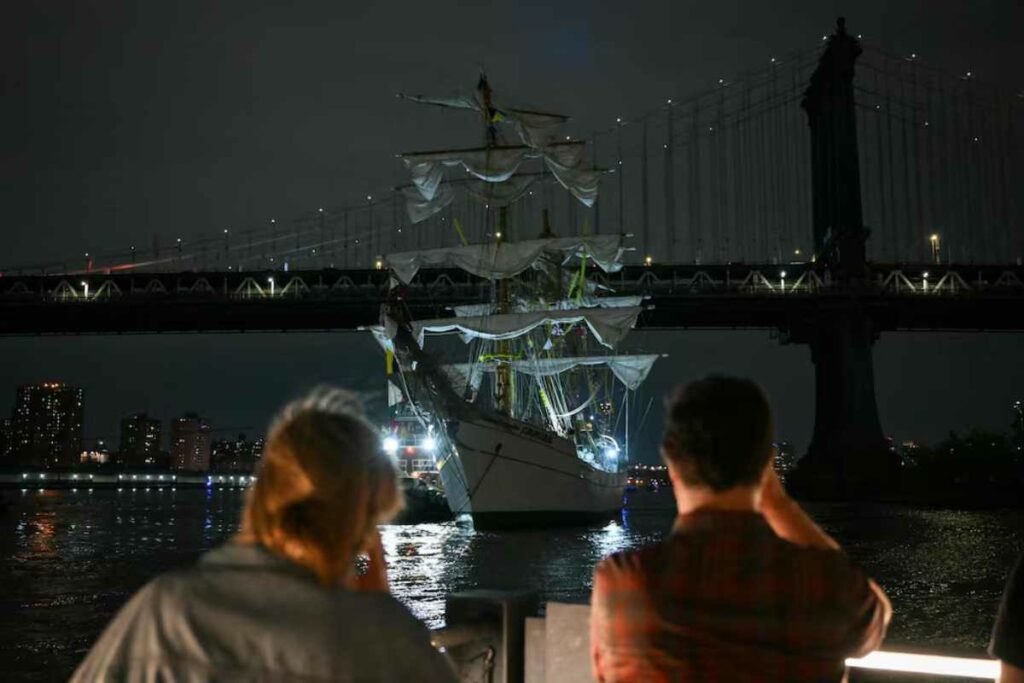 La colisión ocurrió el sábado por la tarde cuando los mástiles del Buque Escuela Velero Cuauhtémoc, de 48,2 metros de altura, impactaron contra el puente que une Manhattan y Brooklyn, uno de los mayores atractivos de la ciudad de Nueva York.