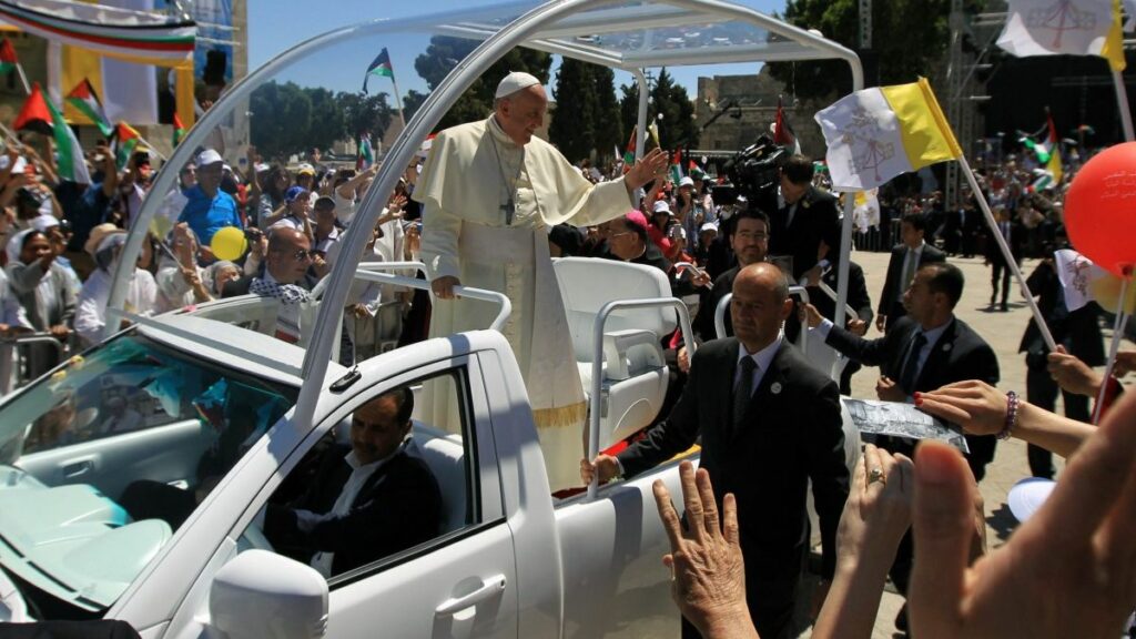 papamóvil