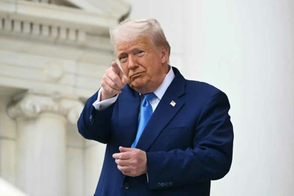Trump acusa a Harvard de ser un bastión del antisemitismo, de promover ideas de izquierda radicales y de tener vínculos con el Partido Comunista Chino