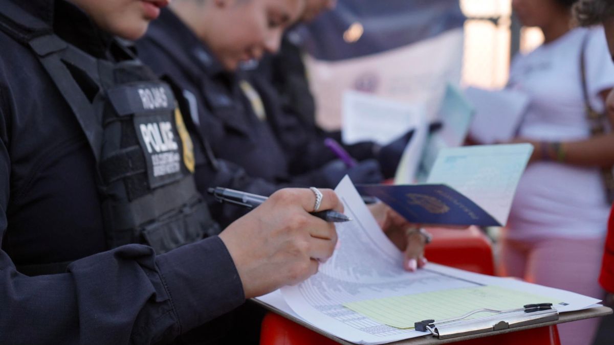 ¿Qué hacer si te detienen en la aduana de EEUU? Conoce tus derechos y ...