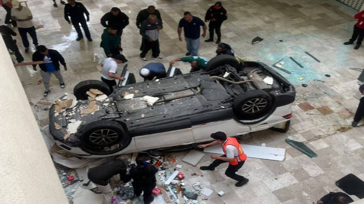 Automóvil cae desde un tercer piso en pleno centro comercial - Mediatiko