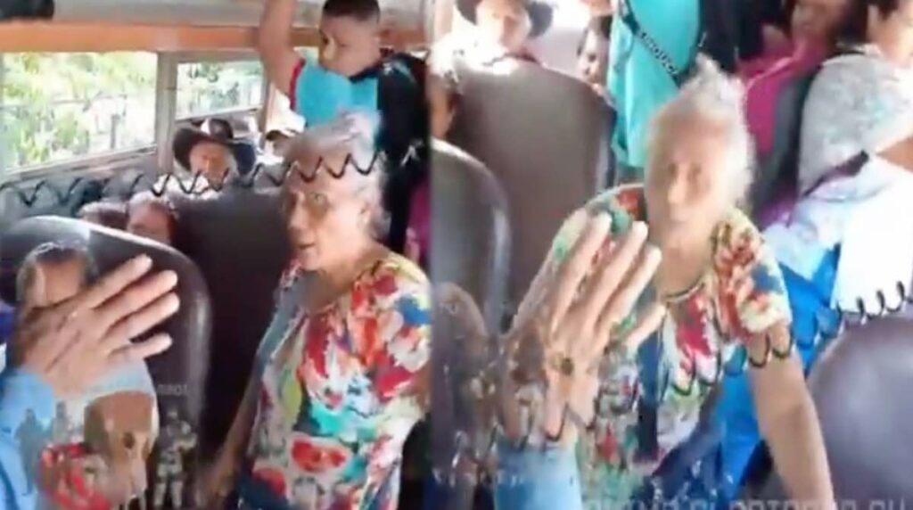 Abuela intentó agredir a un predicador en el bus