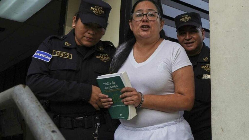 Ruth López jefa de una unidad anticorrupción de la oenegé humanitaria Cristosal, fue detenida el pasado 18 de mayo