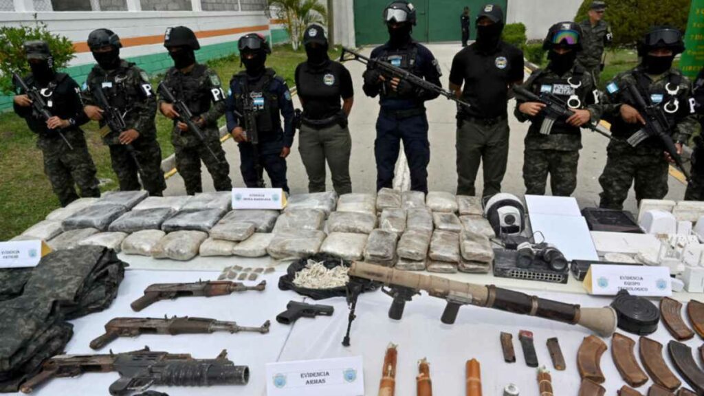 El arsenal fue hallado luego que la semana pasada más de 160 presos de las pandillas Barrio 18 y Mara Salvatrucha fueran trasladados desde esa prisión a dos cárceles de máxima seguridad.
