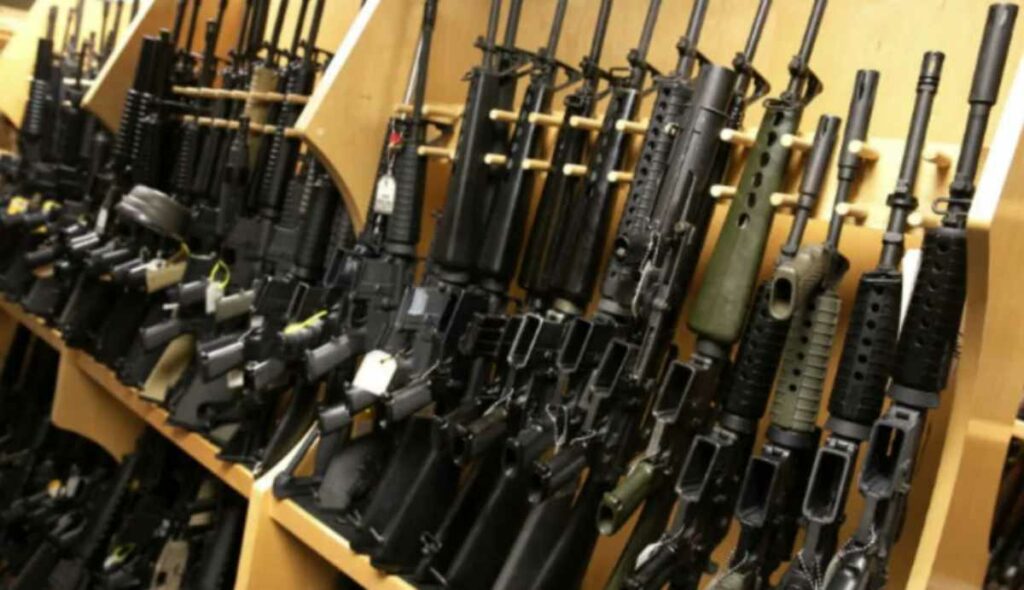La disposición deroga una prohibición al respecto que regía desde 1995, cuando se restringió al ámbito militar la compra y uso de ese tipo de armamento.