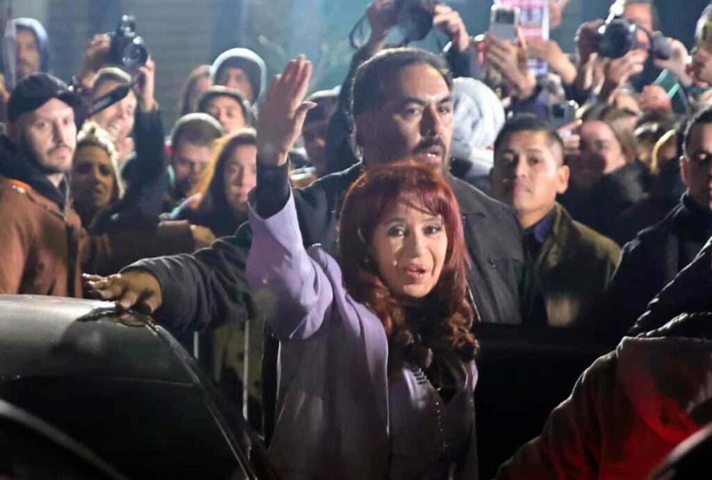 La exmandataria (2007-2011 y 2011-2015) y exvicepresidenta (2019-2023) fue condenada a seis años de prisión e inhabilitación política por corrupción