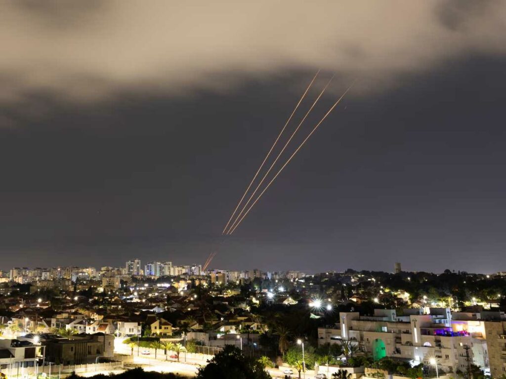 Israel bombardea defensas aéreas y lanzamisiles en Irán