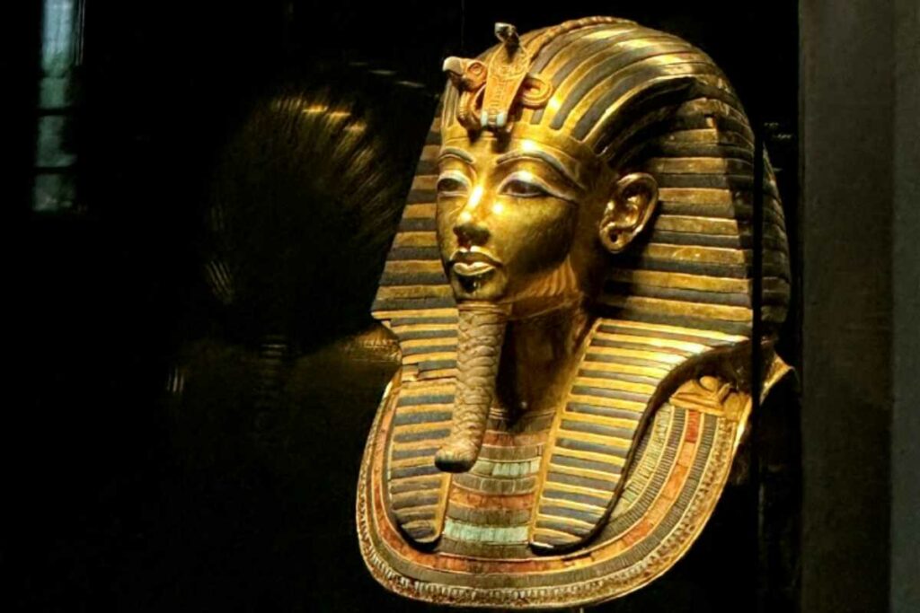 Aun por unos días, los visitantes pueden admirar la máscara funeraria de oro mundialmente conocida del joven faraón