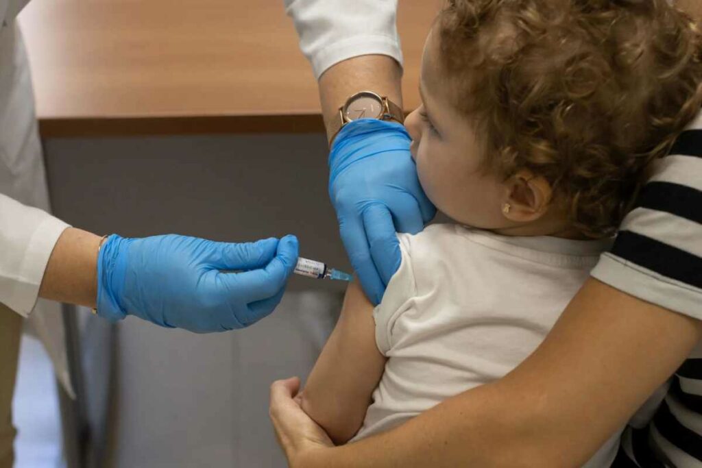 OMS advierte riesgos por retrasar calendario de vacunación infantil